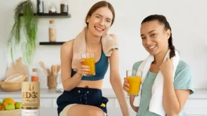 Zwei junge Frauen halten jeweils ein Produkt EDG3 Plus in den Händen