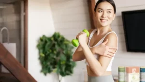 Eine junge Frau beim Sport mit einer kleinen Hantel in der Hand