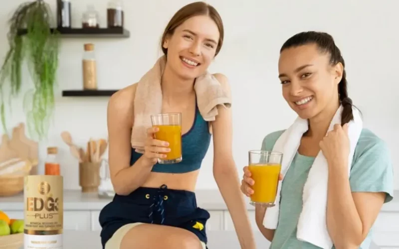 Zwei junge Frauen halten jeweils ein Produkt EDG3 Plus in den Händen